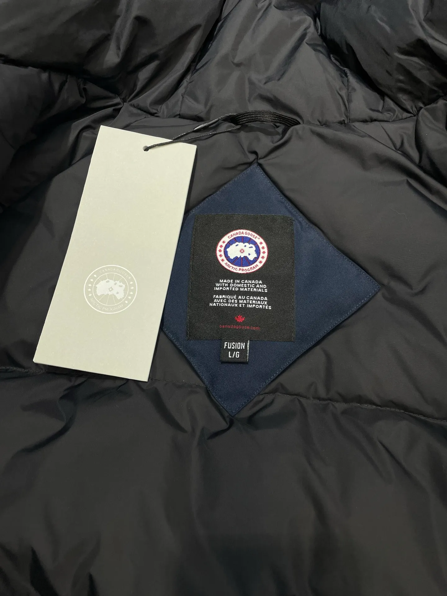 P780 high-end version Canada Goose Canada Goose #Chilliwack 7999M bomber jacket short down jacket/01 model #Men and Women Same Style# ➖ Genuine synchronous anti-counterfeiting chip sensor! ➖ Imported 21S polyester-cotton blended original fabric [last year’s 16S/18S hard fabrics have been completely eliminated, this year all use 21S genuine synchronous fabrics, the soft mid-strap feels delicate and textured], genuine synchronous Feather-Light 10D waterproof coating fabric, made of 84.5 polyester fiber and 15.5 cotton, 100% the best feel in the entire network! ➖ The genuine official website is synchronized with the national standard 80 white duck down, you can check the official website customer service, there will never be a series of misleading claims such as 90 down or goose down! ➖ Using the best nylon lining with double double-layer sealing design, velvet-proof No. 7 needle + grid-filled down ready-made garments, there is 100% no so-called velvet running! ➖ The cuffs are designed with thickened seamless threads, and the collar and pockets are lined with top-quality polar fleece to keep you warm and comfortable! ➖ Yoshida YKK provides original custom-made electroplated sliders. YKK two-way lockable zippers are tight and smooth and will not peel off paint! ➖ 3M composite guarantees that the Velcro is the same as the original, durable, and all accessories and hardware are custom-made! ➖ Imported BEHRINGER embroidery machine to customize the 10,000-needle embroidery logo, 98% of which can be reproduced to restore the original logo. You can check and compare on the official website! ➖ The fur collars are all made of large pieces of Western Canadian blue wolf hide, ensuring that each fur collar is 13-15cm wide!   Size:XS-XXL